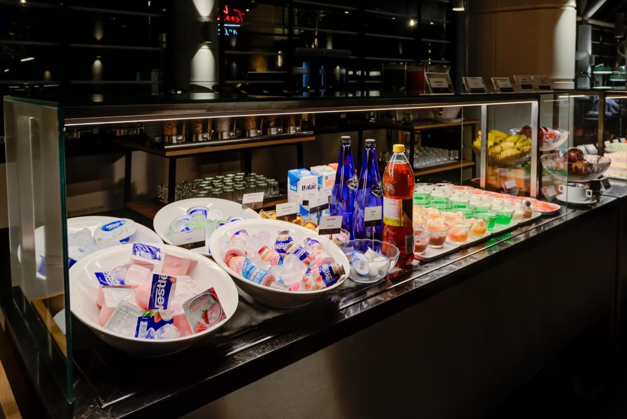 Hotel Radisson Sao Paulo Paulista Zewnętrze zdjęcie A selection of soft drinks at a buffet