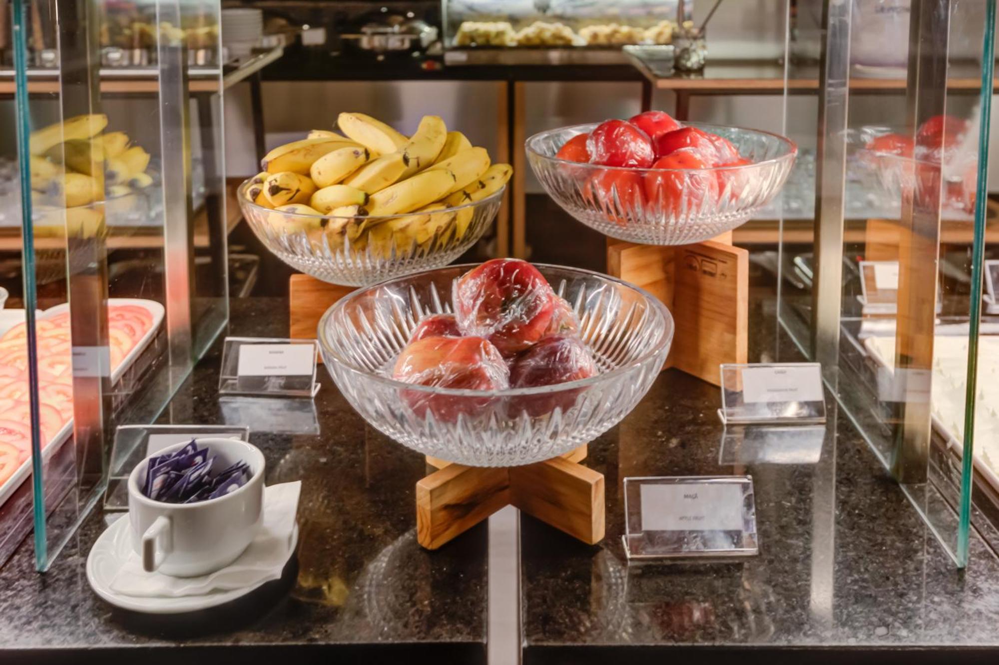 Hotel Radisson Sao Paulo Paulista Zewnętrze zdjęcie Fruit at a buffet